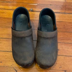 Dansko- Nursing Clogs Brown Distressed Leather Size 36 in excellent condition